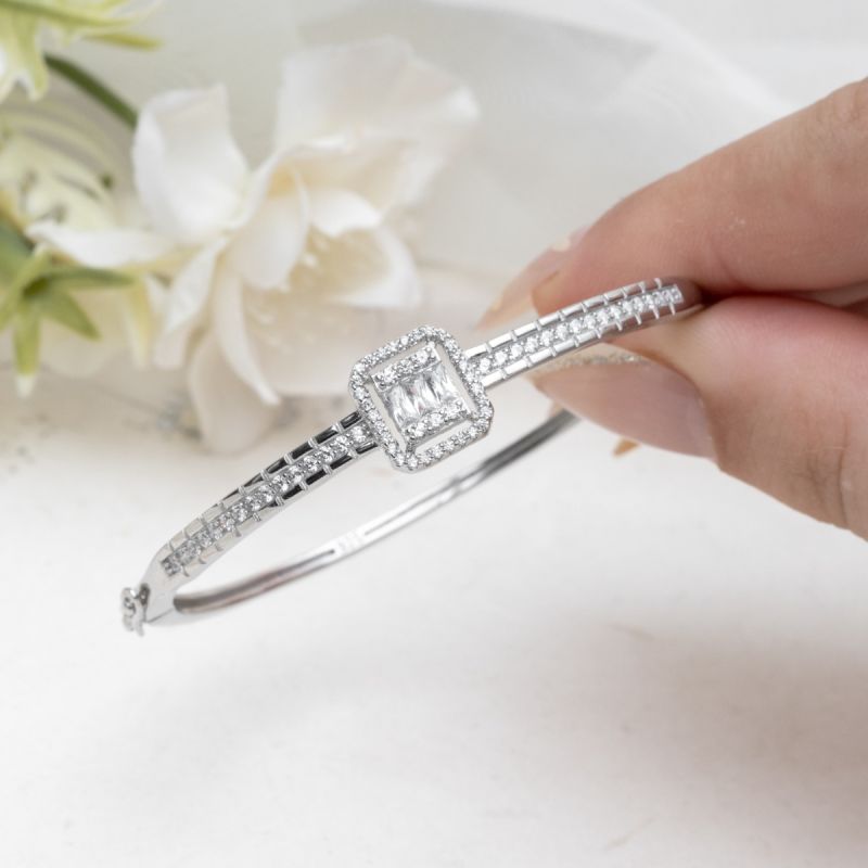 Elegant Shine Silver Bangle