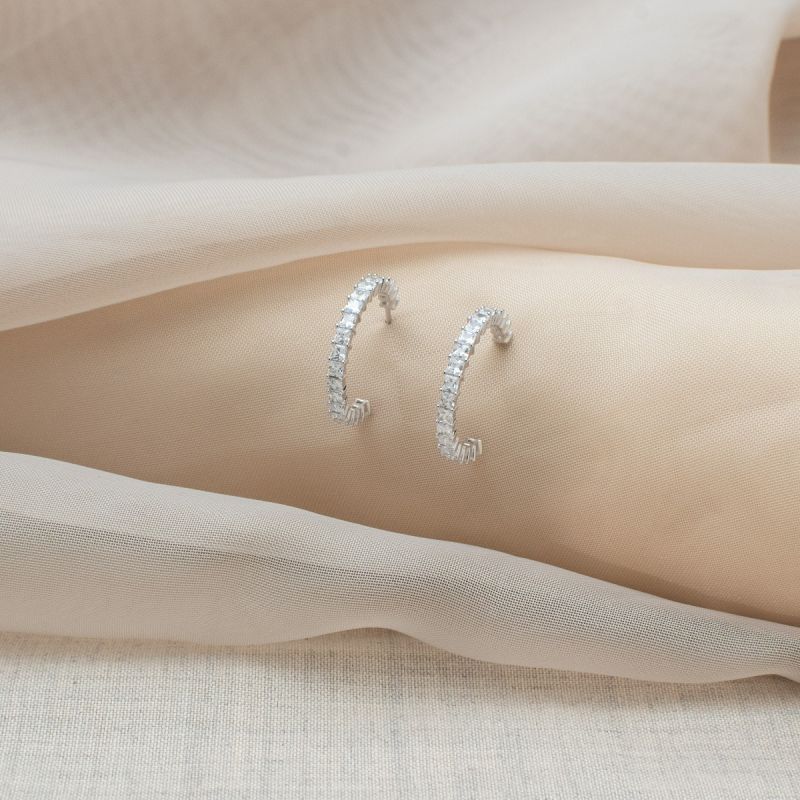 Delicate Circle Glow Silver Earring