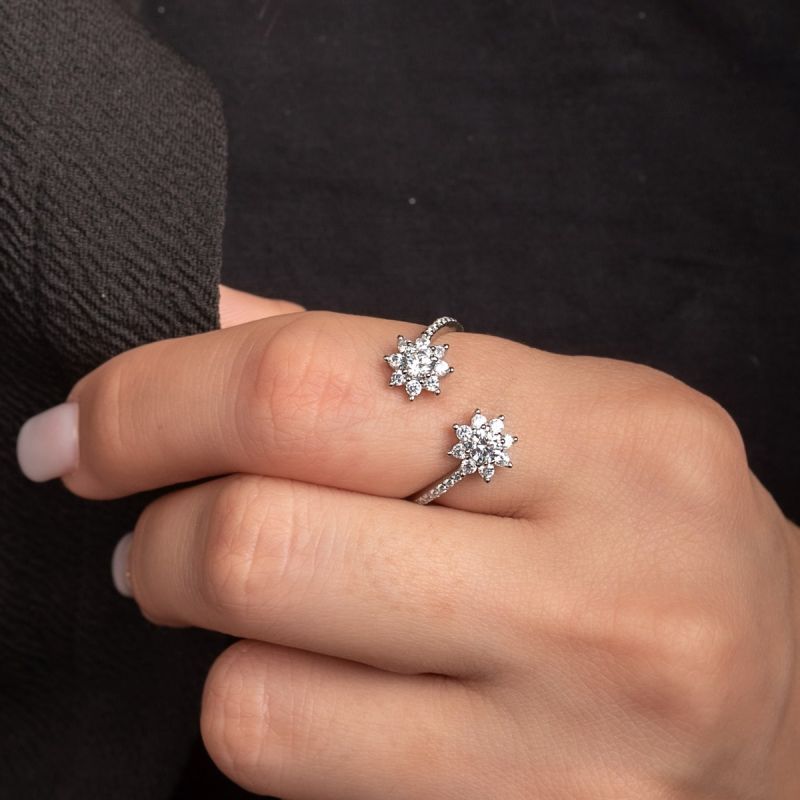 Classy Radiant Zircone Silver Ring